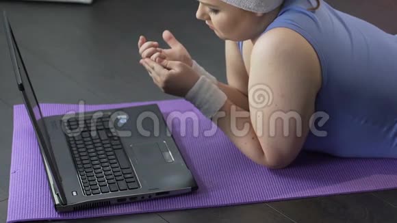 年轻的女性看着指甲然后愤怒地看着电脑屏幕生气视频的预览图