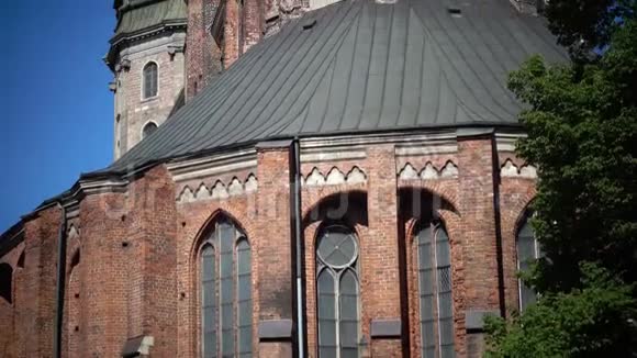拉脱维亚里加圣彼得教堂在阳光明媚的夏日视频的预览图