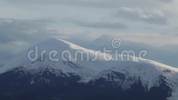 雪山上空的云快速运动视频的预览图