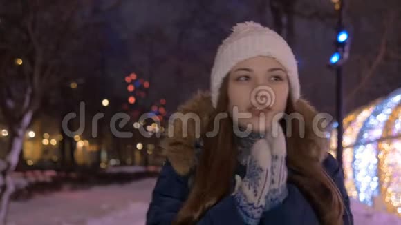 那个年轻的女孩在外面很冷在晚上的冬天视频的预览图