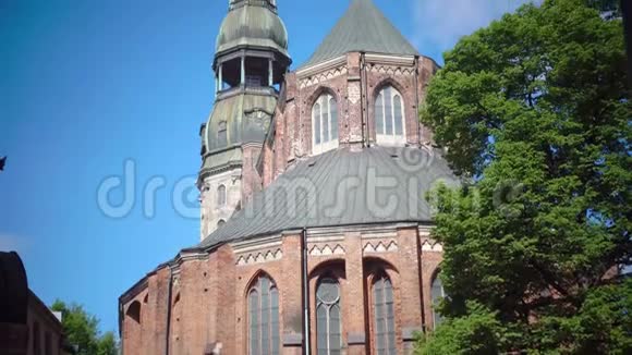 拉脱维亚里加圣彼得教堂在阳光明媚的夏日视频的预览图