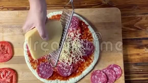 女人用奶酪做意大利香肠披萨视频的预览图
