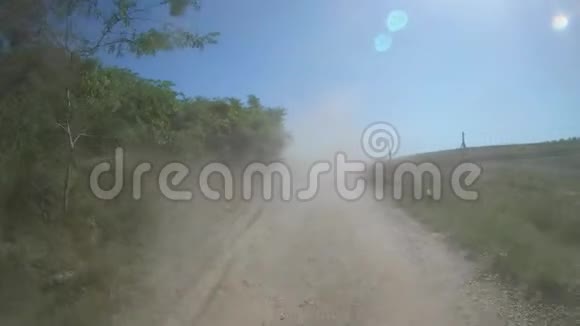 一条乡村土路上的尘土视频的预览图