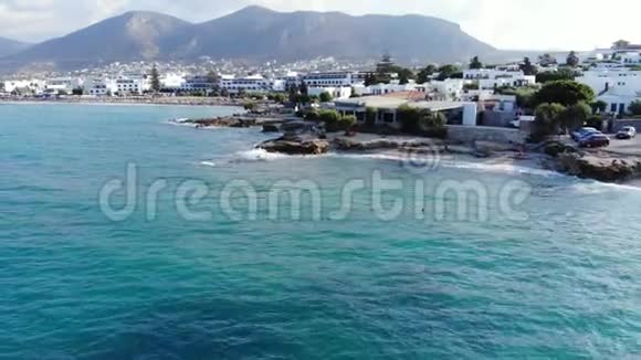 希腊克里特海岸海滩和酒店的空中飞行视频的预览图