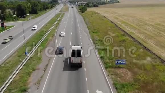 两辆豪车沿路而行车在路上从上面看昂贵的车在路上视频的预览图