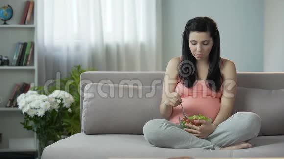 孕妇注意正确饮食吃健康蔬菜沙拉维生素视频的预览图