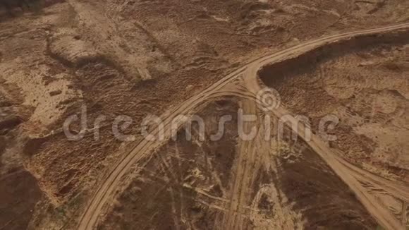 沙漠中沙迹的鸟瞰图沙漠之旅视频的预览图