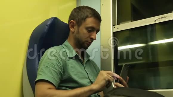 一个在夜间火车上去另一个目的地的人用他的手机视频的预览图