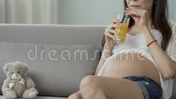 准妈妈喝果汁摸胃健康怀孕维生素视频的预览图