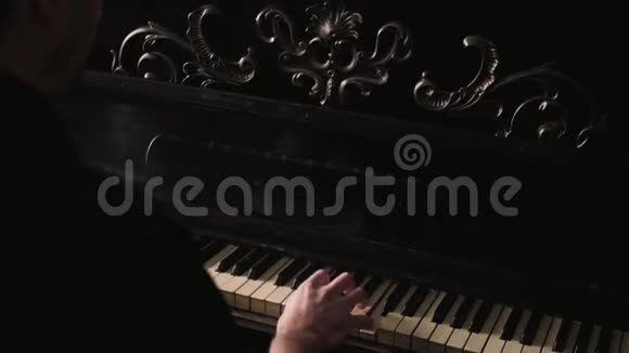 钢琴家热情地在老式的室内演奏老式钢琴视频的预览图