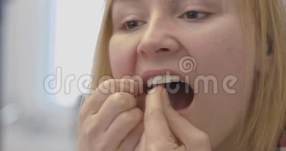 女人用牙线清洁牙齿视频的预览图