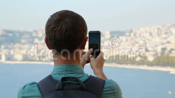 男子在智能手机上拍摄360度视频美丽的那不勒斯风景旅游视频的预览图