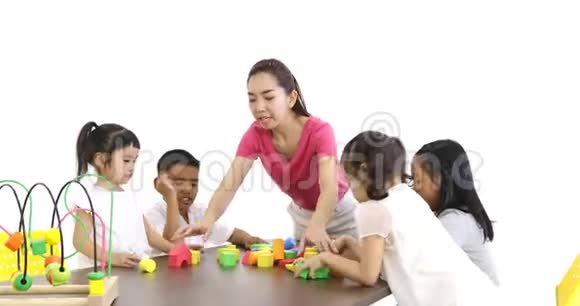 老师和学生一起玩木块玩具视频的预览图