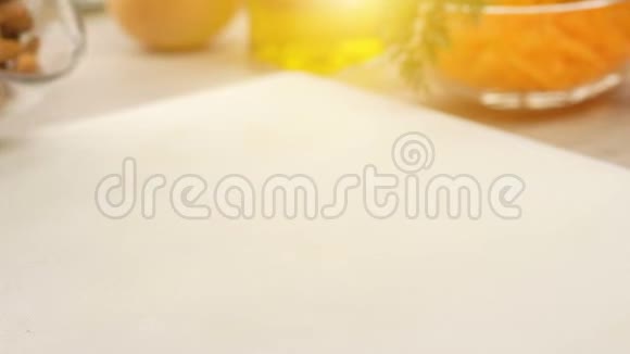 烤杏仁在白色厨房板上缓慢移动视频的预览图
