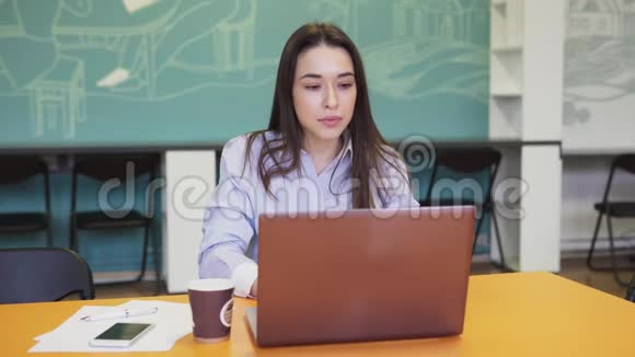 商务女性看着手提电脑屏幕欢呼是的并庆祝成功视频的预览图