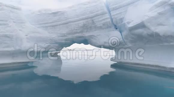 在清澈的海水中穿过北极冰山视频的预览图