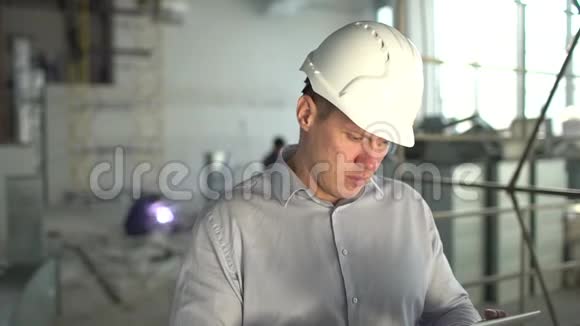 哈达的工程师正在重工业工厂使用平板电脑慢动作视频的预览图