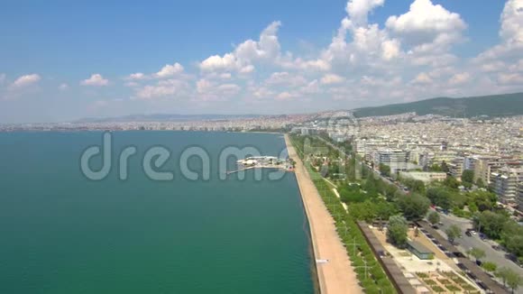 在希腊塞萨洛尼基有一个公园用无人驾驶飞机向前看城市海岸视频的预览图