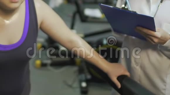 肥胖的女性在跑步机上运动医生服用结果康复视频的预览图