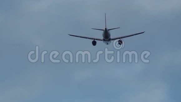 在蓝天上撤退的飞机视频的预览图