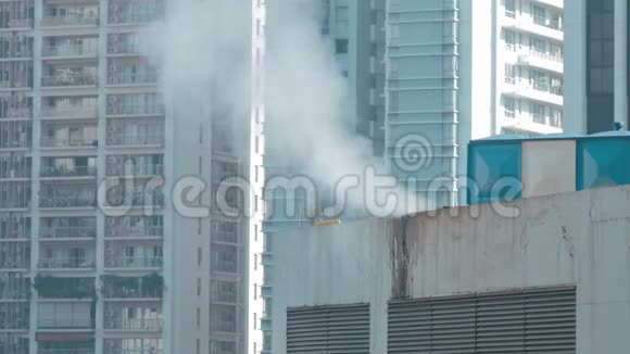 靠近城市屋顶的蒸汽视野视频的预览图
