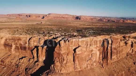 无人机在令人叹为观止的平顶山上滑行展示了美国阳光峡谷山脊的惊人全景视频的预览图