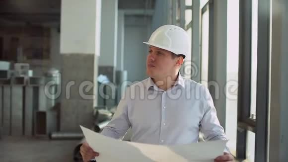 人建筑建筑建筑和维修概念男性建筑师或建筑工人带蓝图的头盔视频的预览图