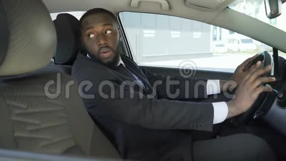 私人司机等着他的厨师在车里唱歌从汽车里偷窥视频的预览图