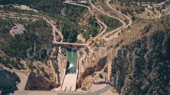 西班牙山区多风簪子车道和水坝的空中俯视图视频的预览图