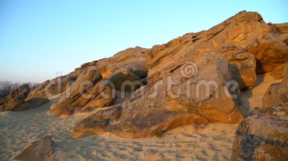 沙子中的岩石碎片视频的预览图