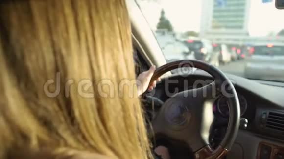 布吕内特女士站在交通堵塞中开车的女人运输视频的预览图