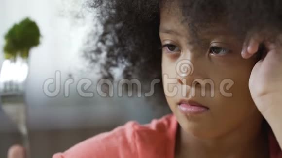 可爱的非裔美国人孩子看着叉子和西兰花片有机食品视频的预览图