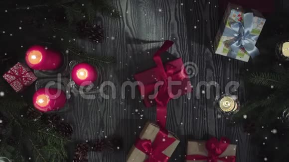动画FelizNad葡萄牙文圣诞快乐白色字母红色蜡烛和礼物视频的预览图