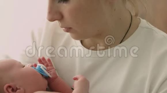 护士正在摇手上的新生儿视频的预览图