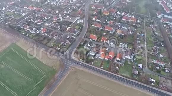 Brunschweig向LindenbergsiedlungSAdstadt的汽车驾驶空中录像视频的预览图