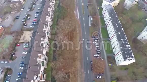 汽车宝马在布伦瑞克市向海德堡的交通十字路口行驶的空中视频视频的预览图