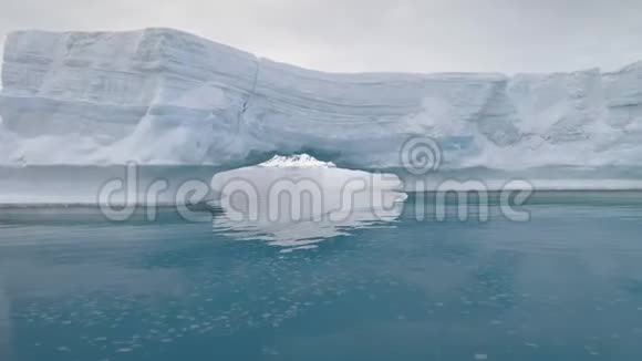 穿越北极冰山的时间流逝视频的预览图