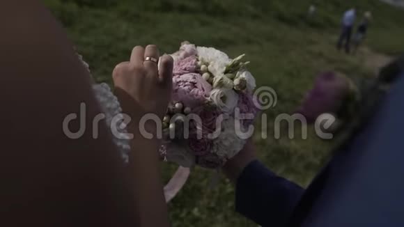 美丽的新婚夫妇捧着一束婚礼花视频的预览图