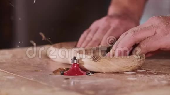 木匠是在铣刀上从一个隔间的盘子上倒角边缘视频的预览图
