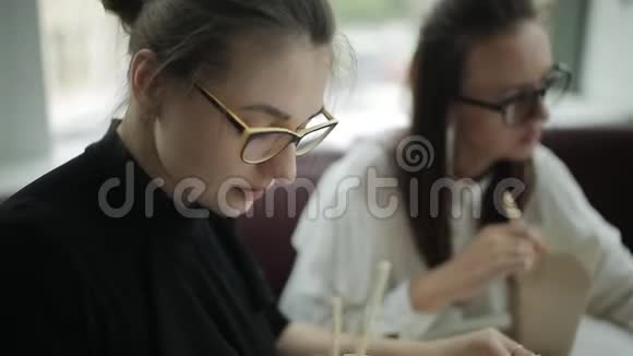 商务午餐两位美女在办公室重要商业项目期间的小零食视频的预览图