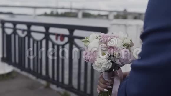 美丽的新婚夫妇捧着一束婚礼花视频的预览图