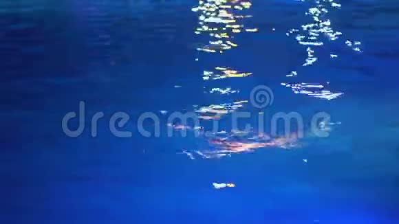 夜间游泳池的蓝色水的质地视频的预览图