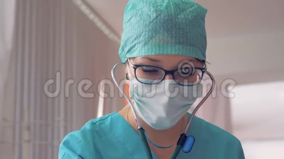 防护面罩和听诊器的年轻护士医务工作者肖像视频的预览图