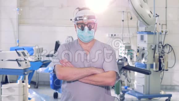 外科医生的肖像特写医生带着现代医疗设备看着镜头视频的预览图
