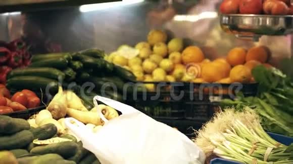 在著名的Mercado中央或中央市场的蔬菜摊上不知名的供应商和付款客户视频的预览图