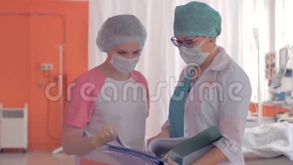 两名女医生在一家诊所讨论病人的医疗结果视频的预览图