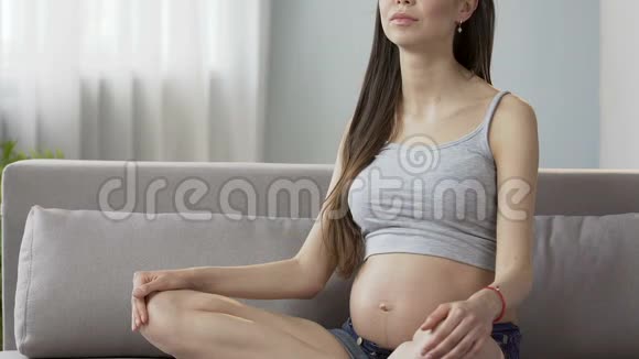 孕妇练习呼吸技术身体护理和健康平静视频的预览图