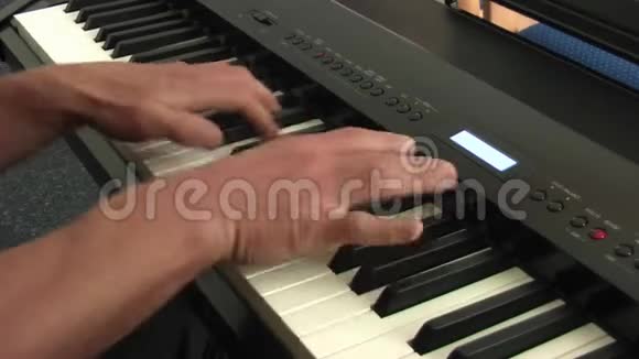 音乐家演奏键盘视频的预览图