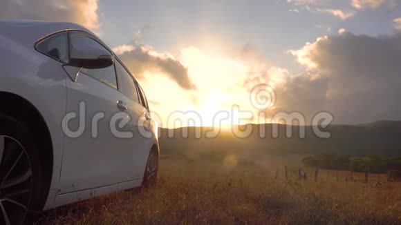 日出的太阳反射在一个国家公园停放车辆的一侧汽车旅行视频的预览图