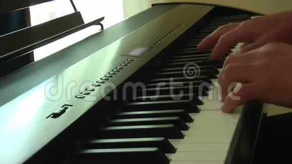 音乐家演奏键盘视频的预览图